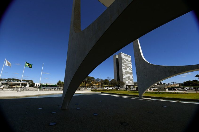 Prédio principal do Congresso (ao fundo), com colunas do Palácio do Planalto em primeiro plano. Marcos Oliveira/Agência Senado. Fonte: Agência Senado