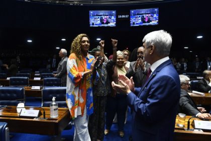 A ministra da Igualda Racial, Anielle Franco, acompanhou a votação no Plenário e comemorou a aprovação. Foto: Roque de Sá/Agência Senado