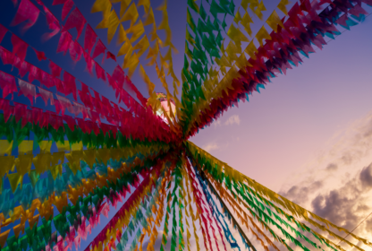 Bandeiras de festa junina. Foto: Cenas Brasileiras/Canva Pro