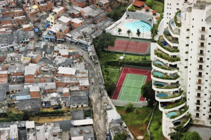 Favela de Paraisópolis ao lado de condomínio de luxo no Morumbi, foto virou símbolo da desigualdade no Brasil. Foto: reprodução