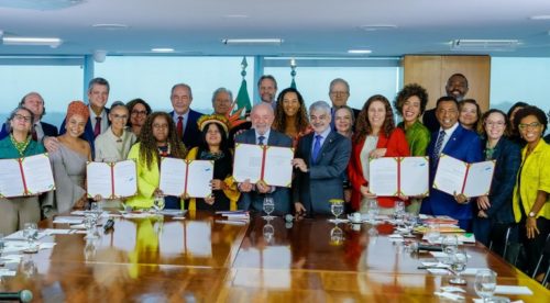 O presidente Lula, ministros, ministras, parlamentares e autoridades durante a sanção da nova lei de cotas: representatividade no serviço público. Foto: Ricardo Stuckert / PR