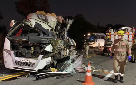 Ônibus que levava os jovens colidiu com uma carreta na altura do quilômetro 2 da BR-153, em Porangatu. Foto: Divulgação/Corpo de Bombeiros