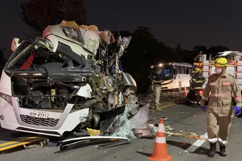 Ônibus que levava os jovens colidiu com uma carreta na altura do quilômetro 2 da BR-153, em Porangatu. Foto: Divulgação/Corpo de Bombeiros