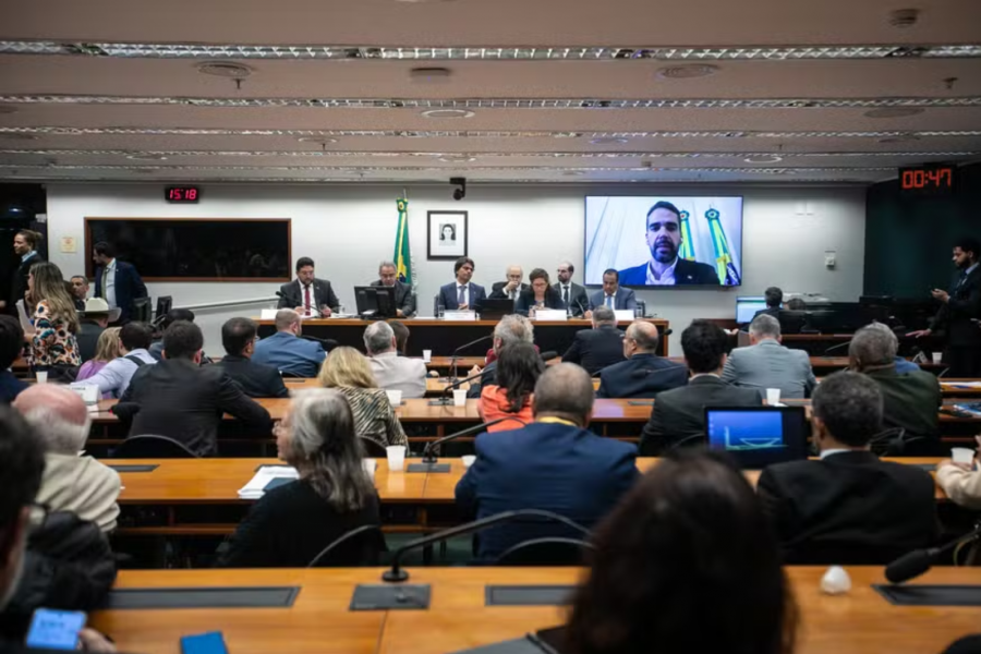 A-ministra-da-Gestao-Esther-Dweck-e-o-Deputado-Federal-Pedro-Paulo-participaram-da-audiencia-no-grupo-de-trabalho-da-Camara-que-discute-a-Reforma-Administrativa-Foto-Brenno-Carvalho