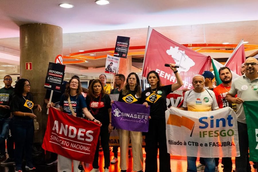 Entidades nacionais realizam ato no aeroporto de Brasília na terça-feira, 30. Foto: Thamires Barreto/ ANDES-SN